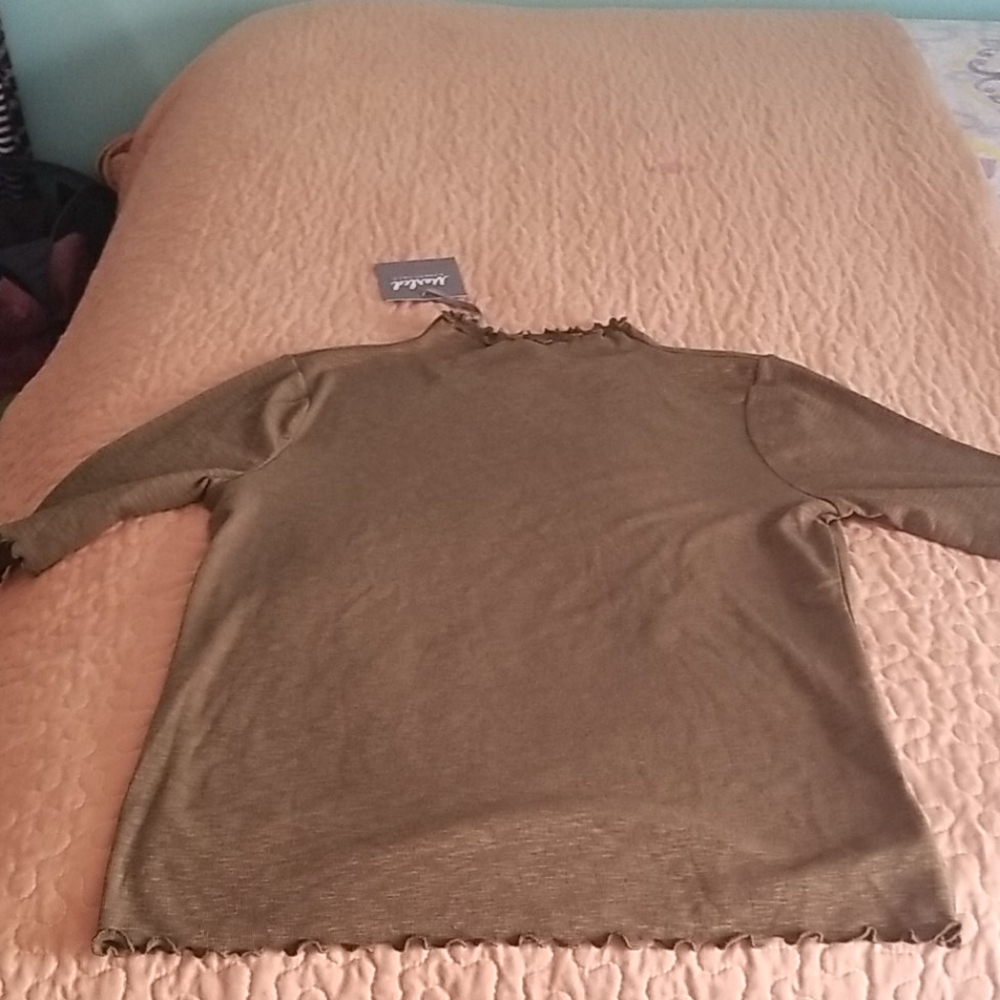 Marled essentials top